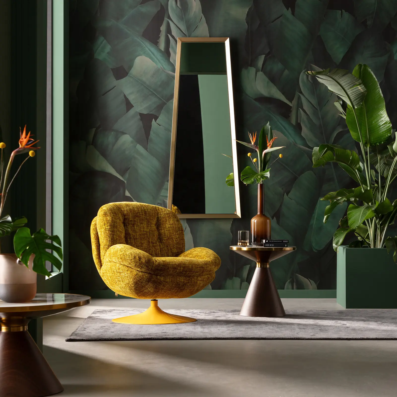 Κίτρινη design πολυθρόνα σε εντυπωσιακό tropical καθιστικό KARE.